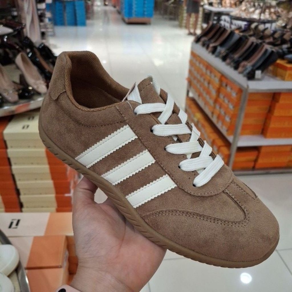 Sepatu sneakers lawrensia