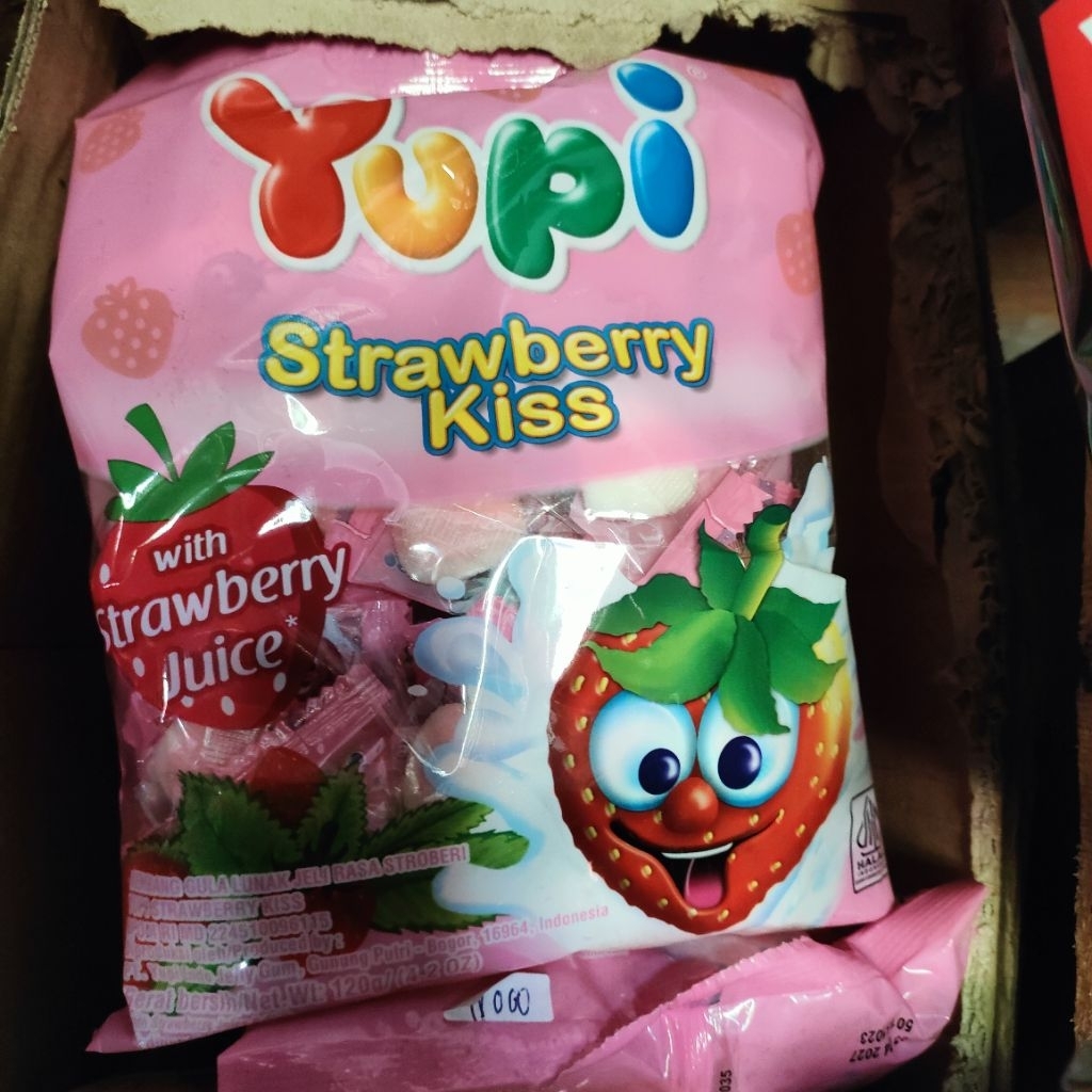 Yupi love strawberry kiss 120g | 1pak gummy candy, jelly lunak strawberry juice