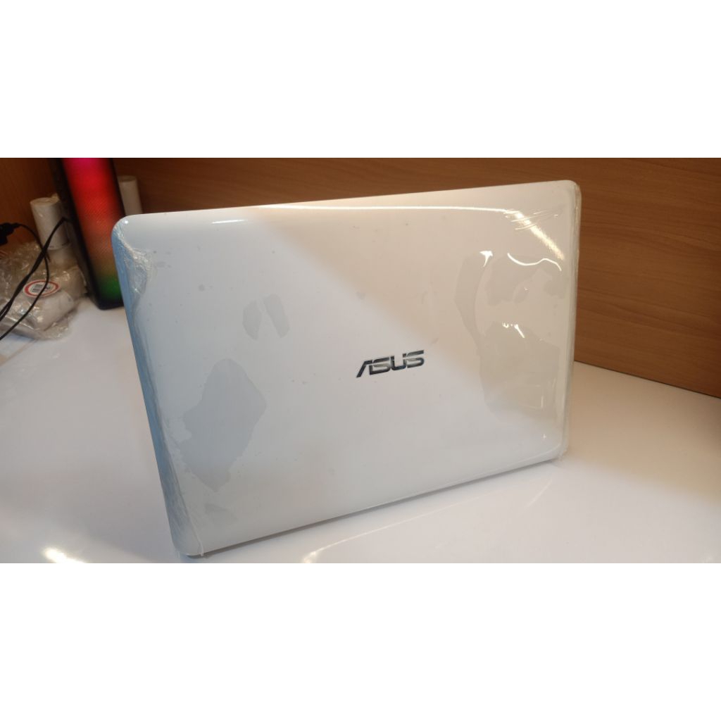 Laptop Asus E402Y Model slim
