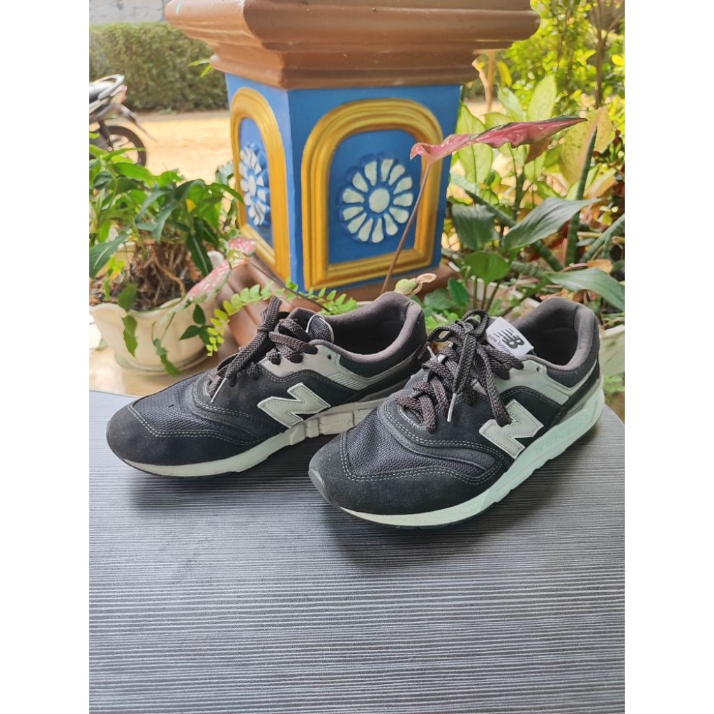 (Second) sepatu 997h hitam size 42