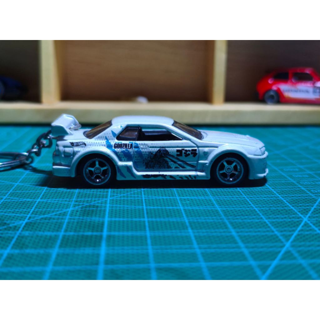 Hotwheels R32 Godzilla Reguler biru ban karet ganci