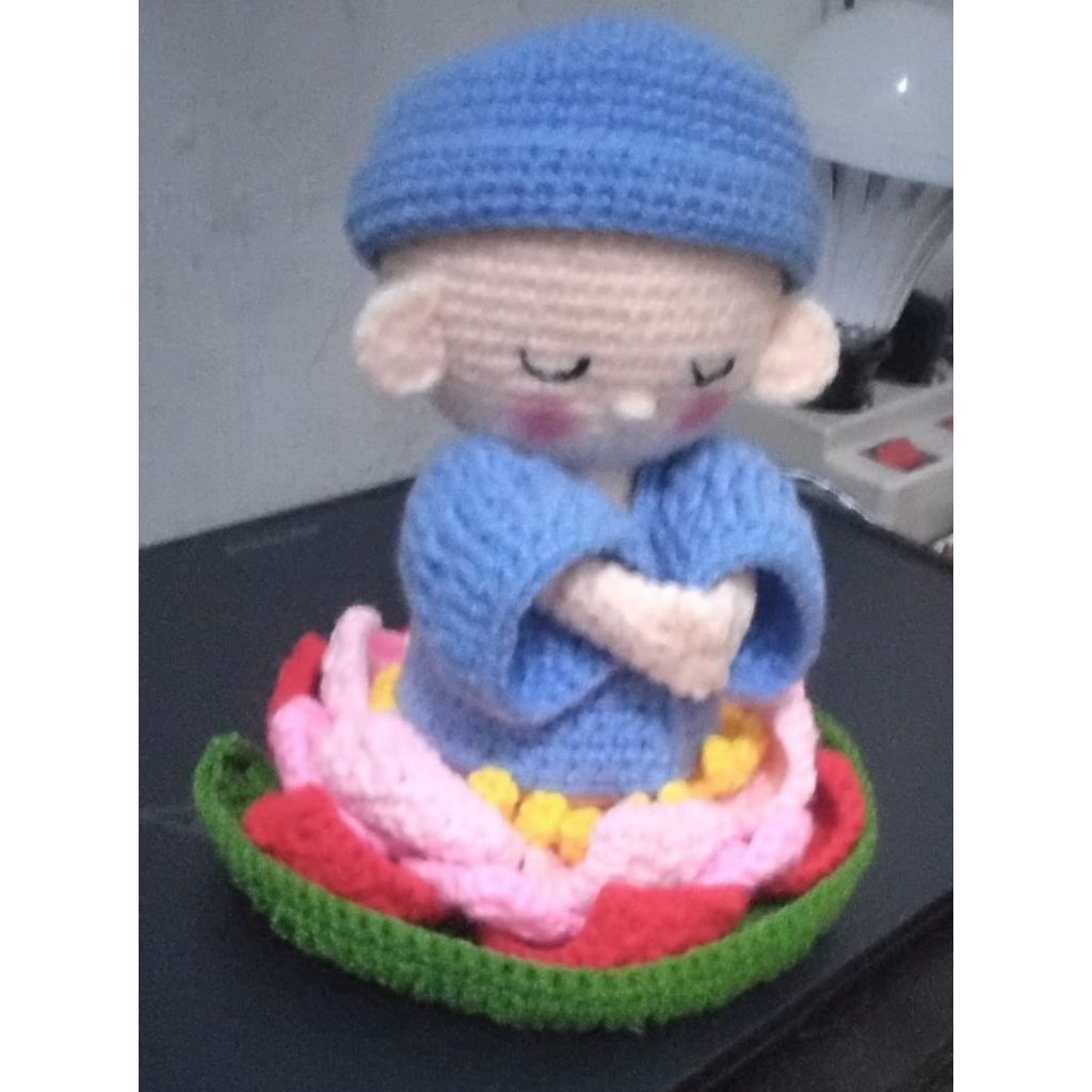 Rajutan boneka Little monk on Lotus, pajangan di dashboard mobil, meja kantor