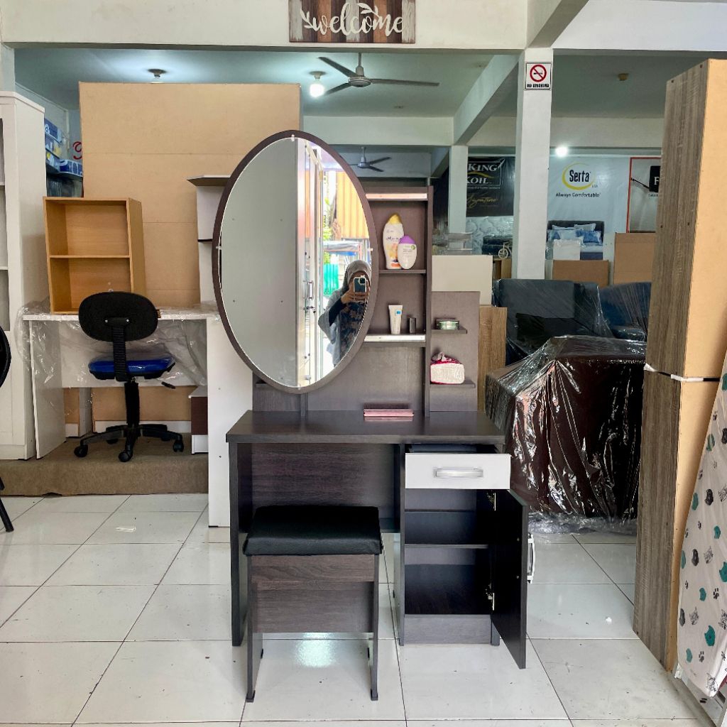 Meja rias kaca oval geser