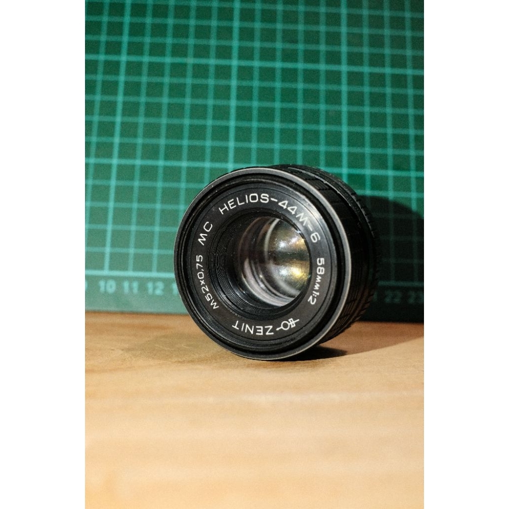 Helios 44-M6 58mm f/2 Lensa Portrait Swirly Bokeh