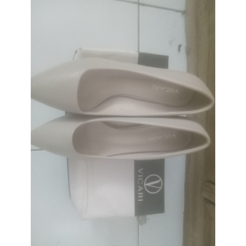 sepatu wanita ukuran 37 merk.VICARI