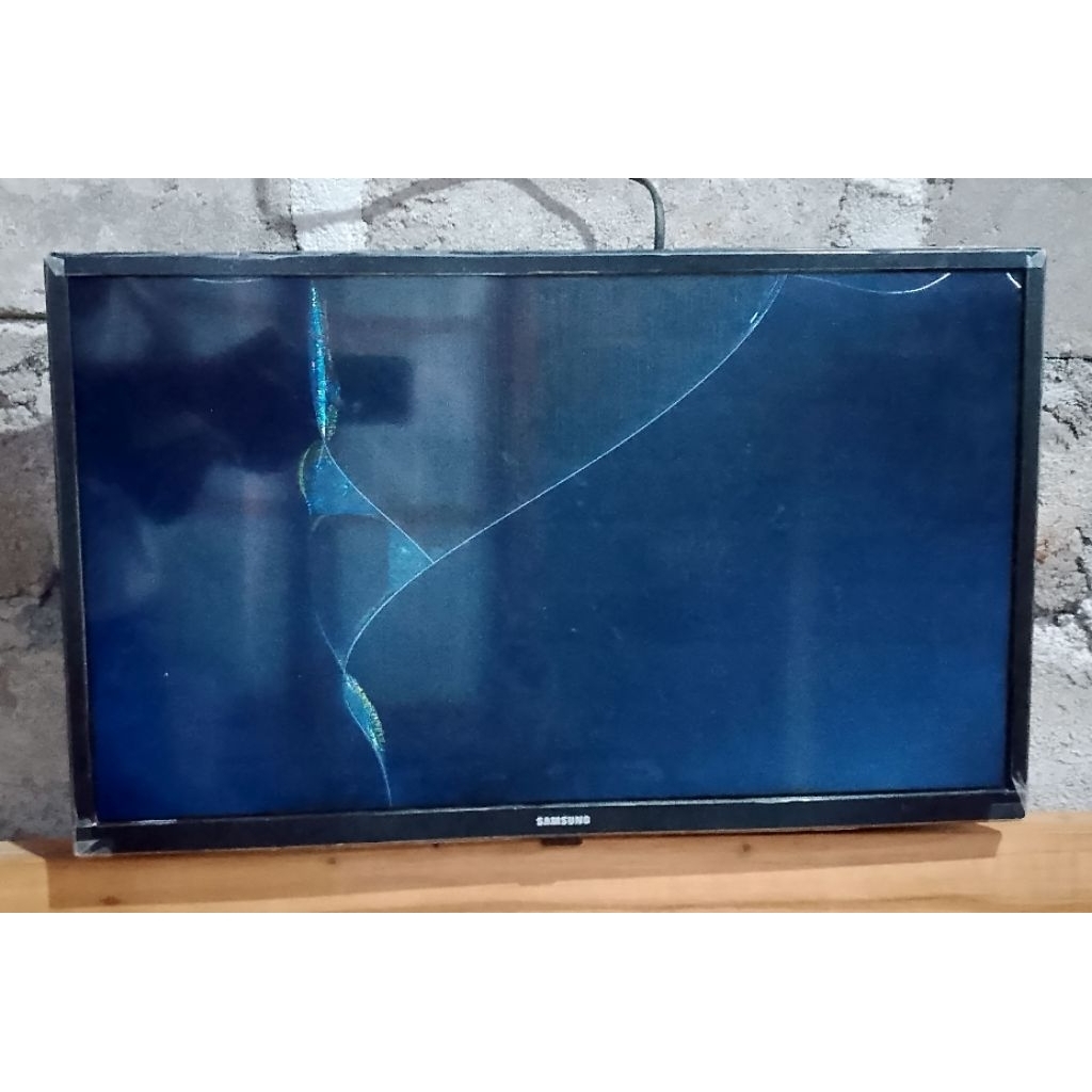 SAMSUNG TV 24 Inch LED (LED Retak, Casing, layar depan, kaki-kaki, remote tv masih bagus seperti bar