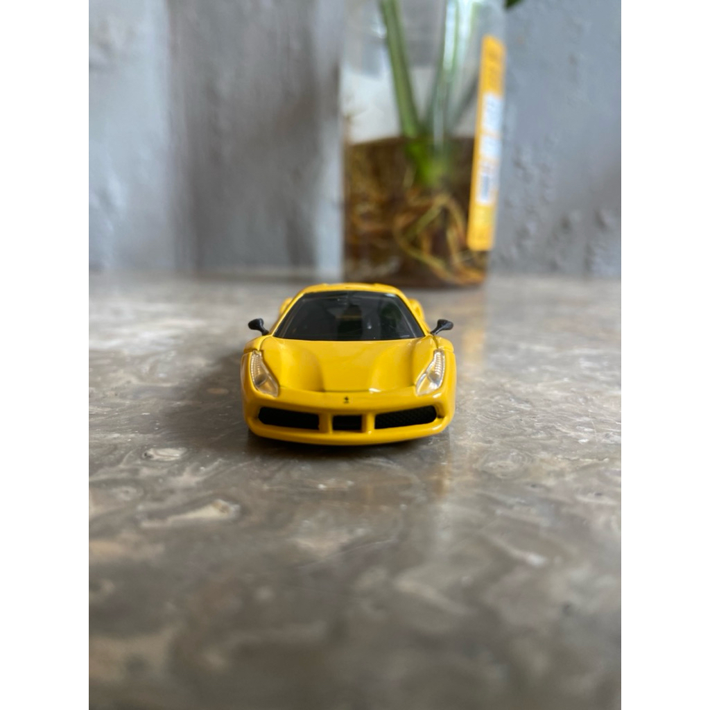 Diecast tomica ferrari F488 1/64