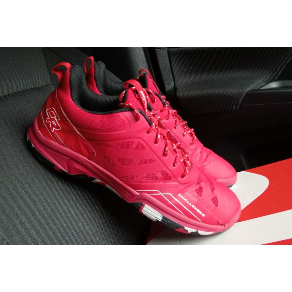 Sepatu badminton bekas second original hiqua challenger lite