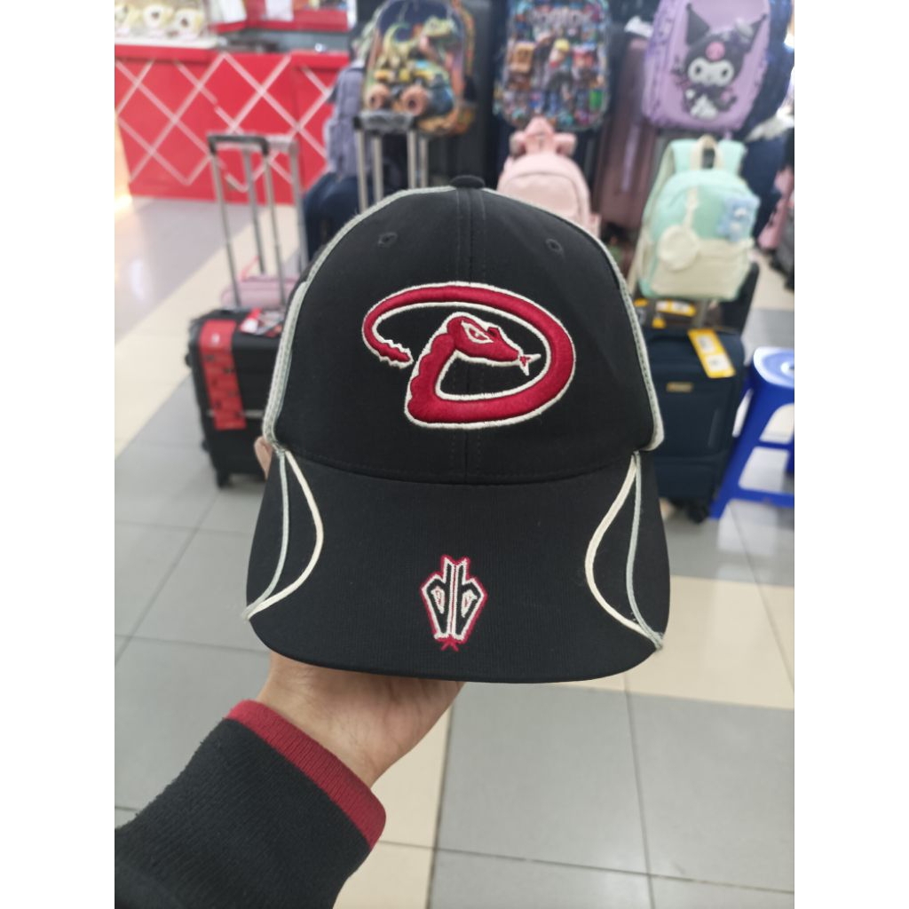 Topi Logo D 74