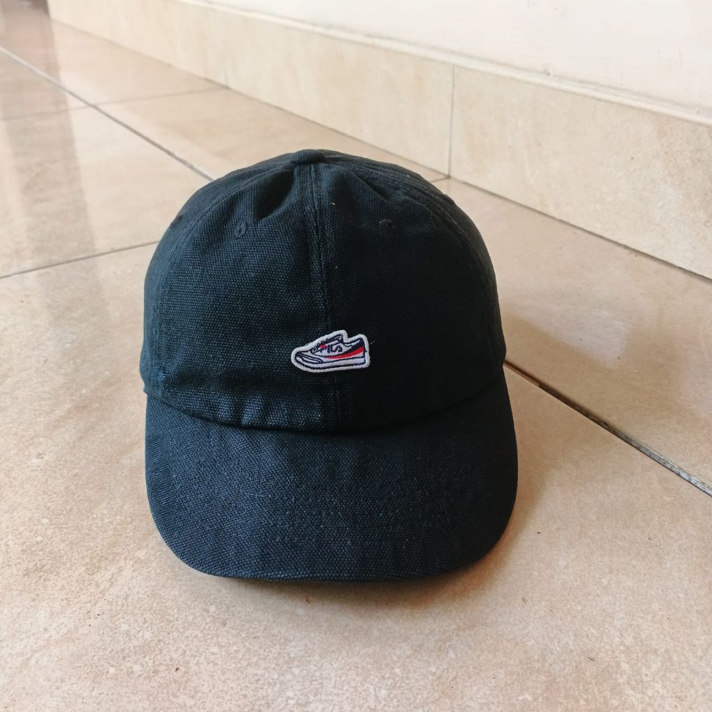 topi logo sepatu
