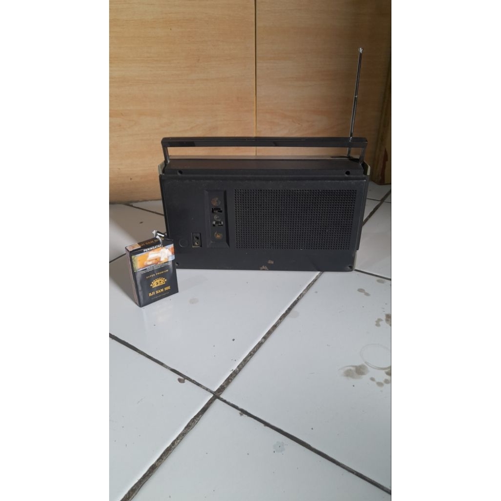 radio philips jadul buat display koleksi