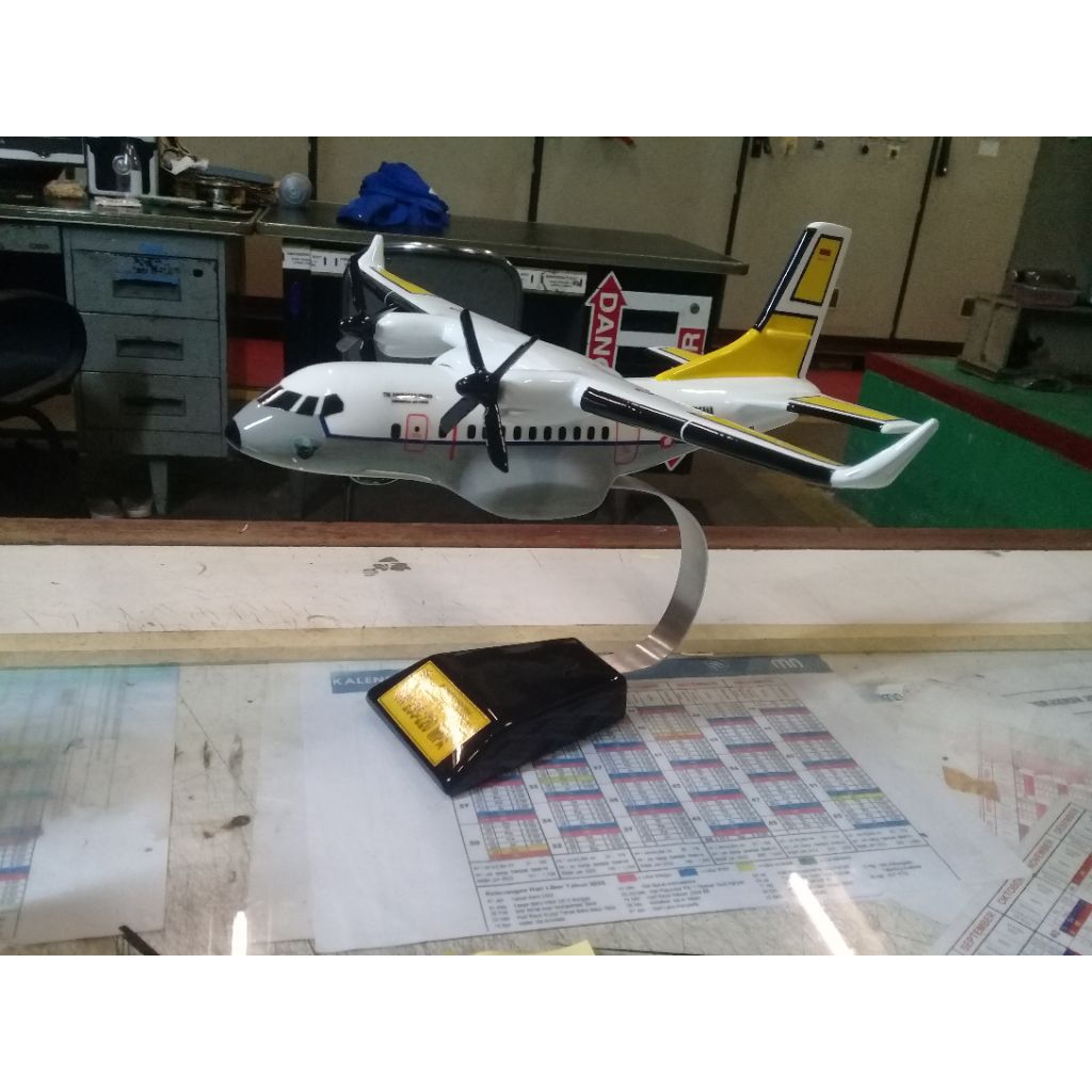 miniatur pesawat cn235 tniAu