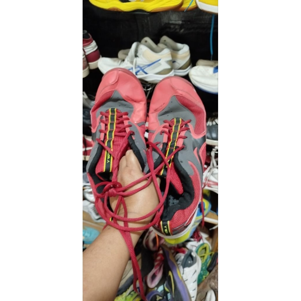 Sepatu badminton size 46