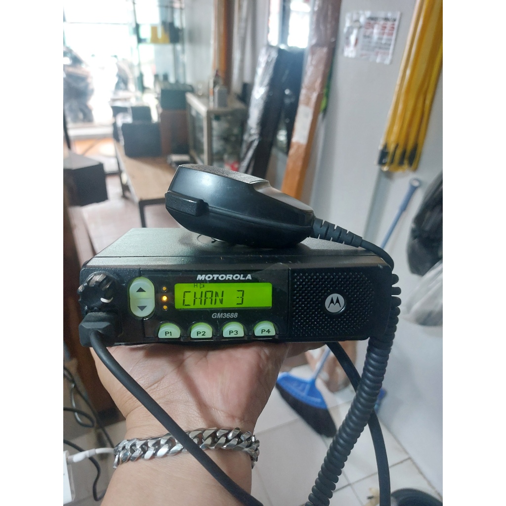 RADIO RIG MOTOROLA GM3688 UHF 350Mhz Asli FREKUENSI UHF LOW BAND 350MHZ SD 390MHZ KONDISI BEKAS SEPE