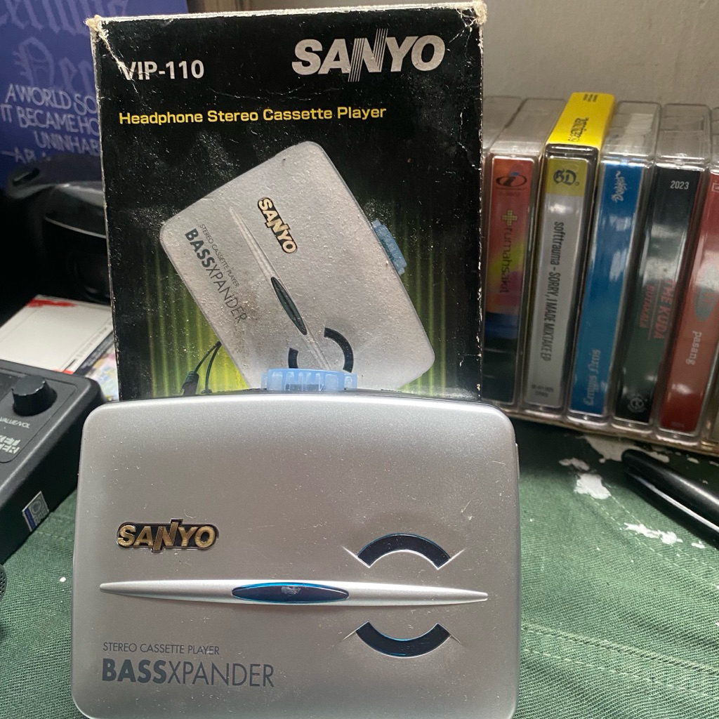 walkman pemutar kaset pita Sanyo VIP-110