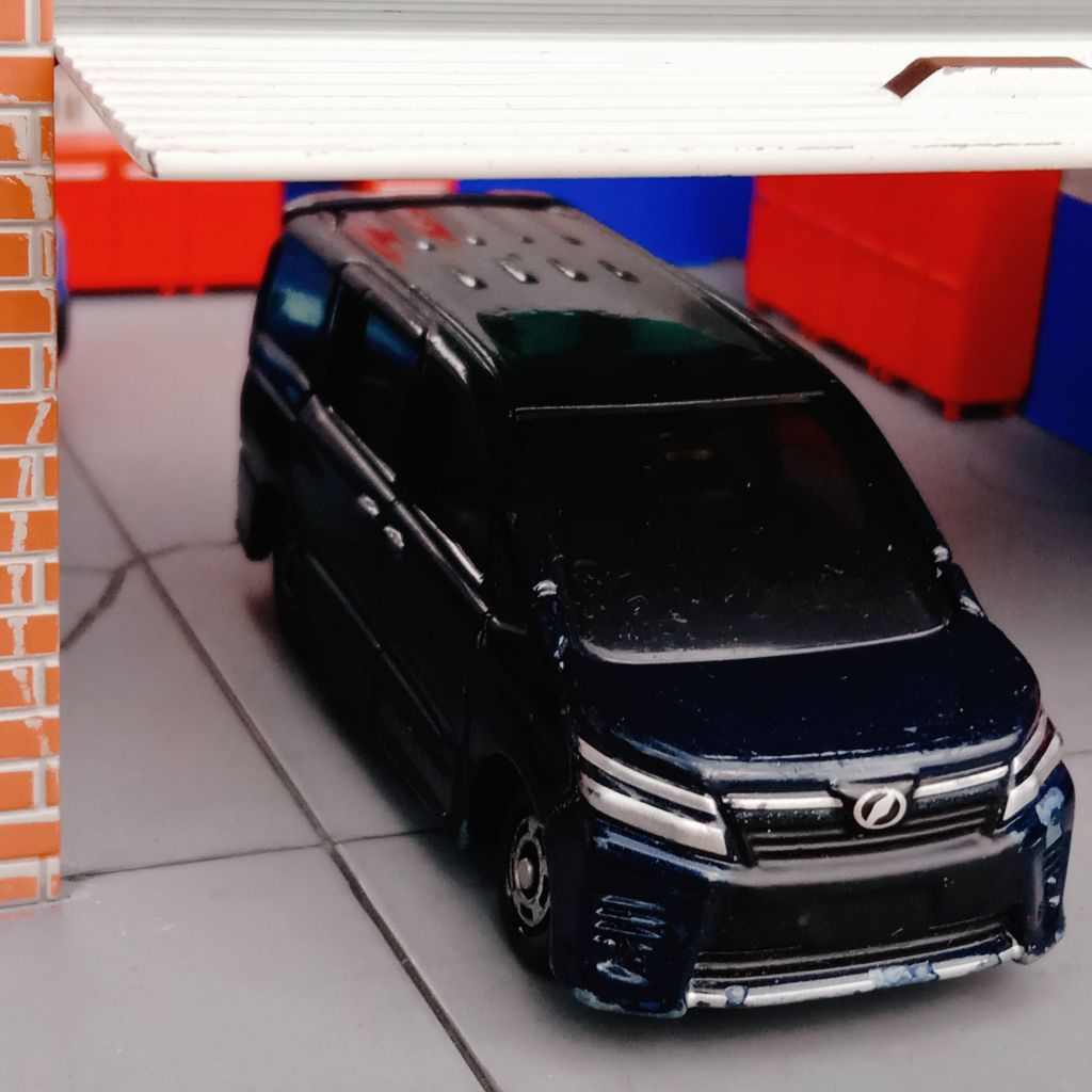 Tomica Toyota Voxy no.115 Luxury MPV Reguler