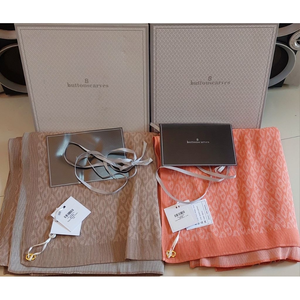 Buttonscarves Shawl Tapis Pleated, Satin  (new box)