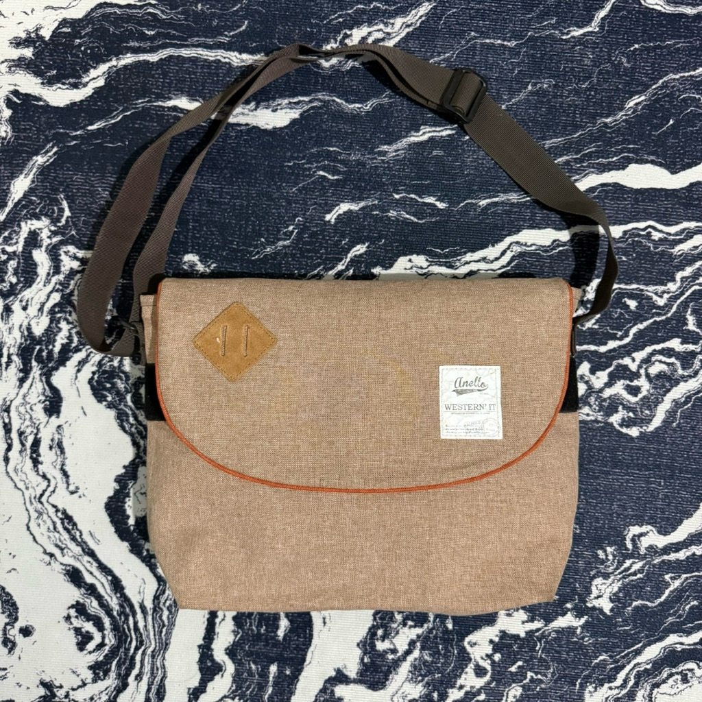 Anello messenger sling bag