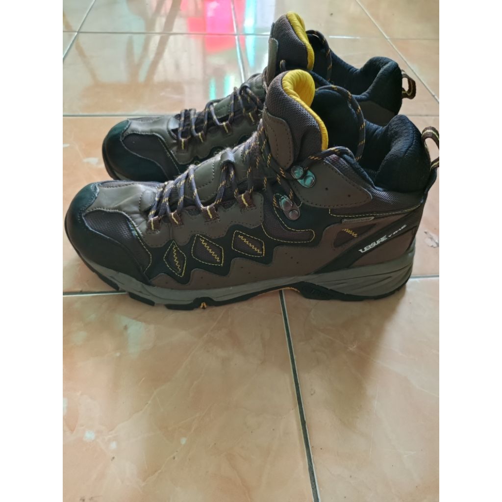 SEPATU SECOND OUTDOOR HikiNG LEISURE TIME size 45 mulus seperti baru
