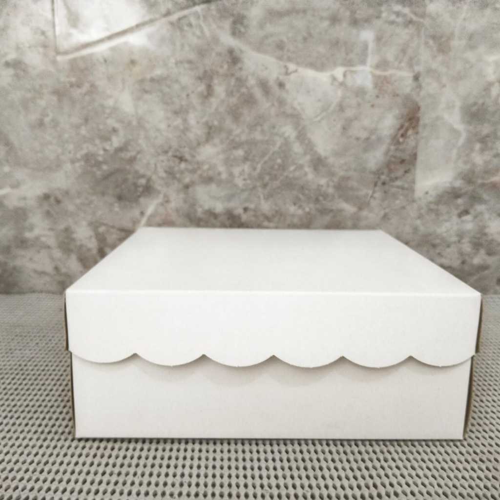 Dus Kotak Nasi Renda Putih Ukuran 18 x 18 + Mika Sekat 4  Box Duplek Renda R08S Non Laminasi Perpack