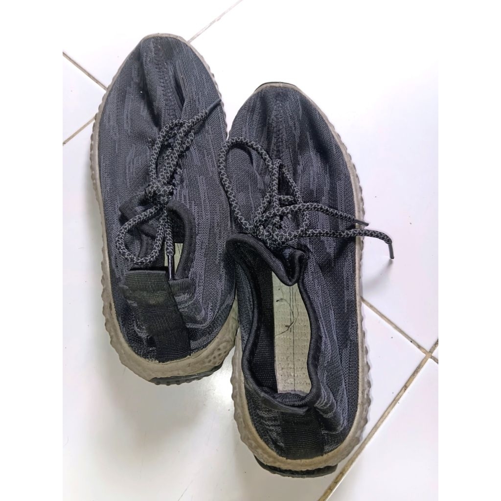 sepatu olahraga wanita ( preloved)