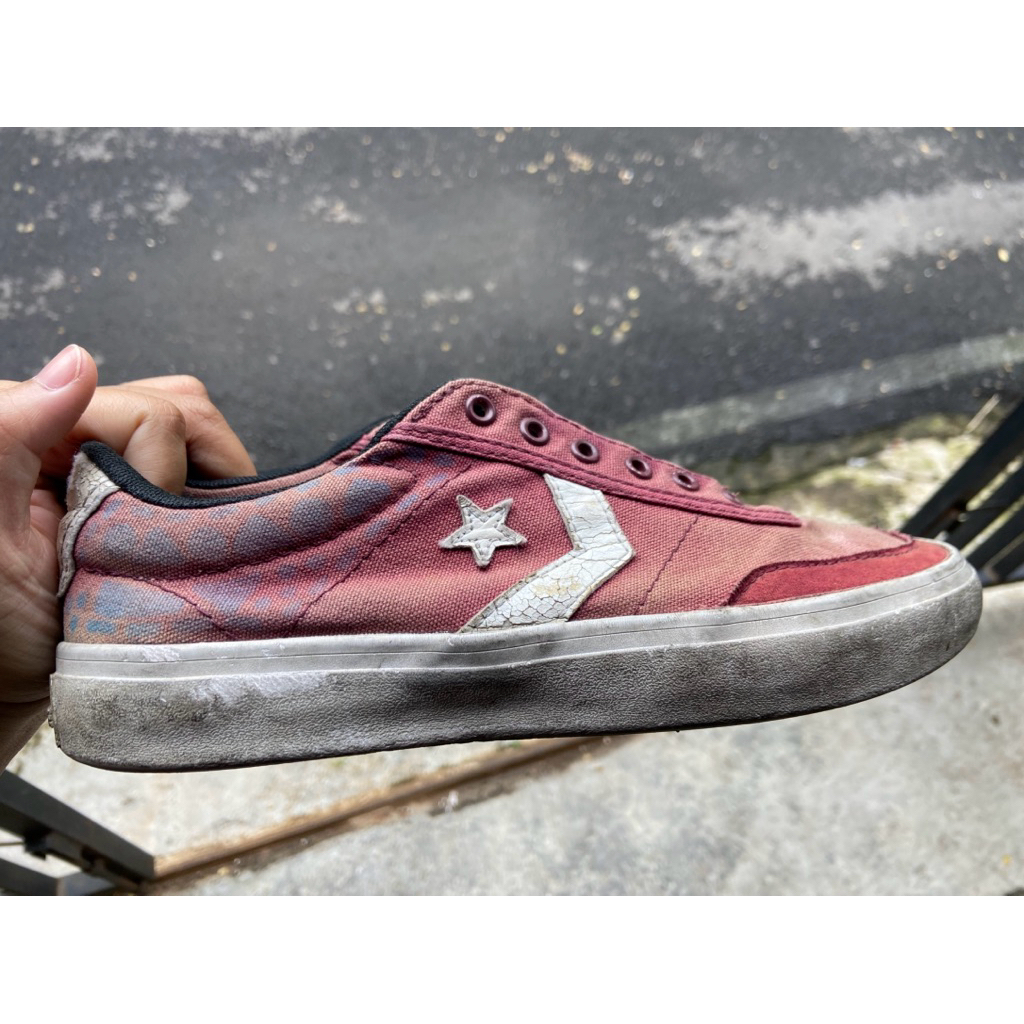 Sepatu converse courtlandt maroon