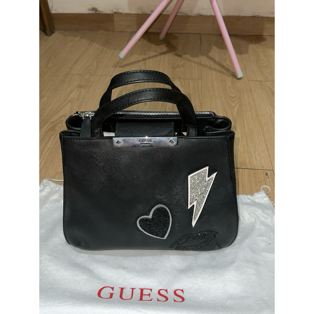 TAS GUESS BRITTA LIPSTICK HITAM ORIGINAL