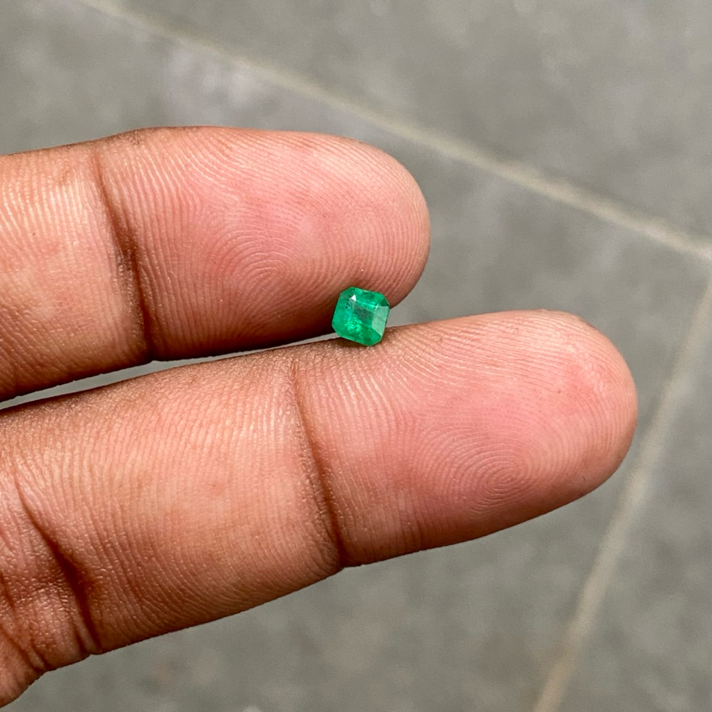 Natural emerald beryl zamrud asli batu jamrud ukuran kecil kotak shape dim 4x4x3.5 CT 0.40