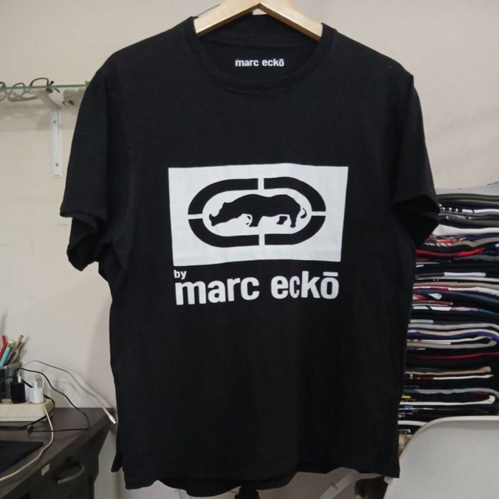 Kaos katun warna hitam pekat kerah kencang built up tanpa jahitan samping MARC ECKO second Original 