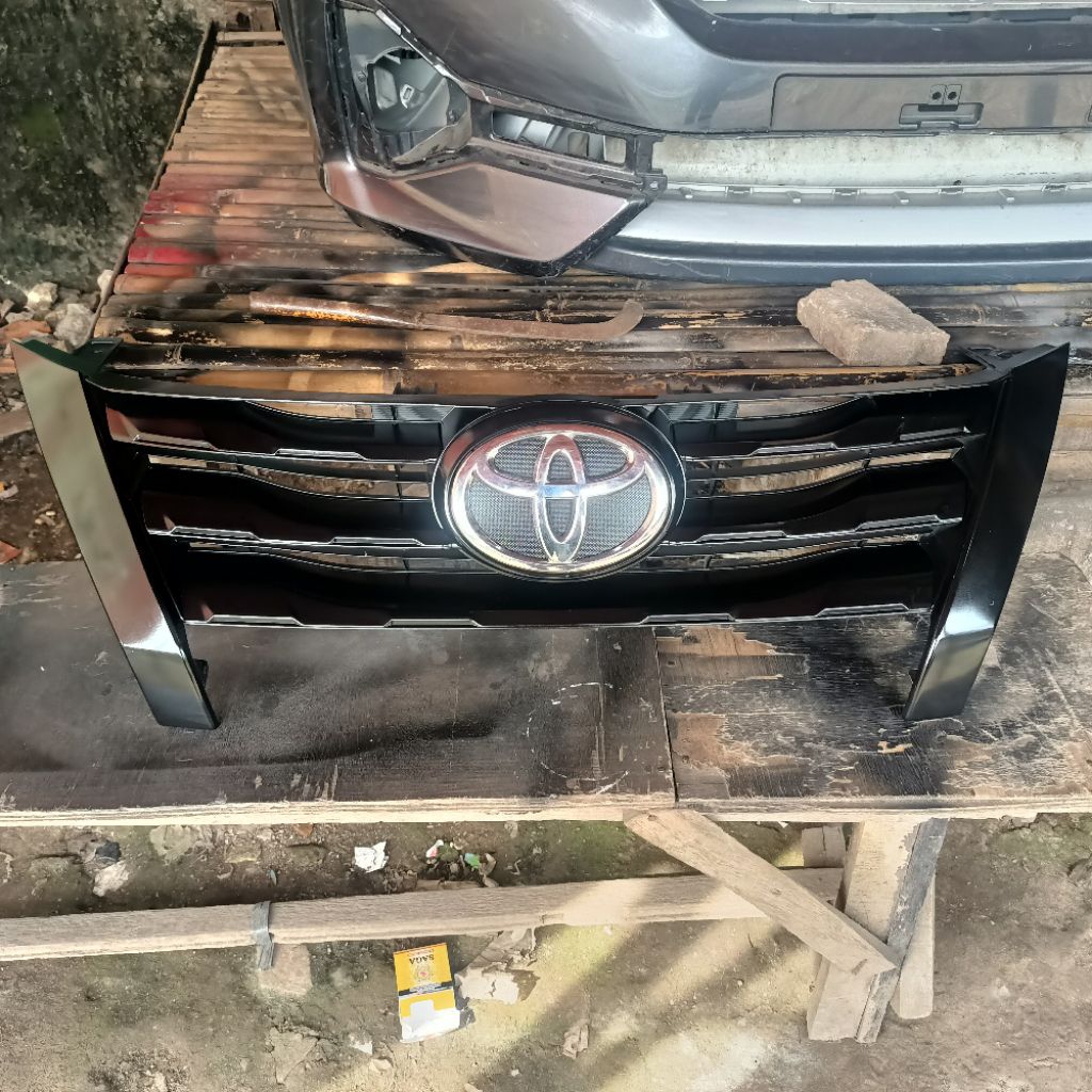 Grill Fortuner Vrz Hitam