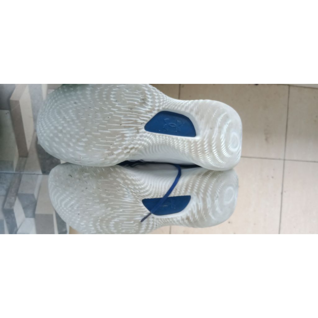 sepatu basket under armour