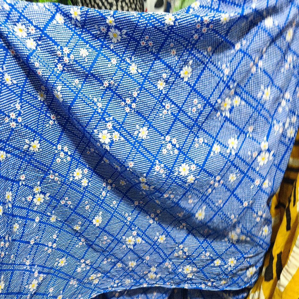 Kain Katun Crinkle Motif Kotak Kotak Bunga Daisy – Tekstur Mewah, Elegan, dan Mengembang untuk Kebay