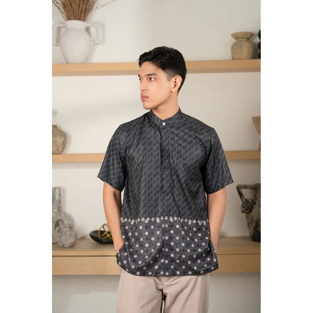 SIARA SHIRT MEN WEARING KLAMBY
