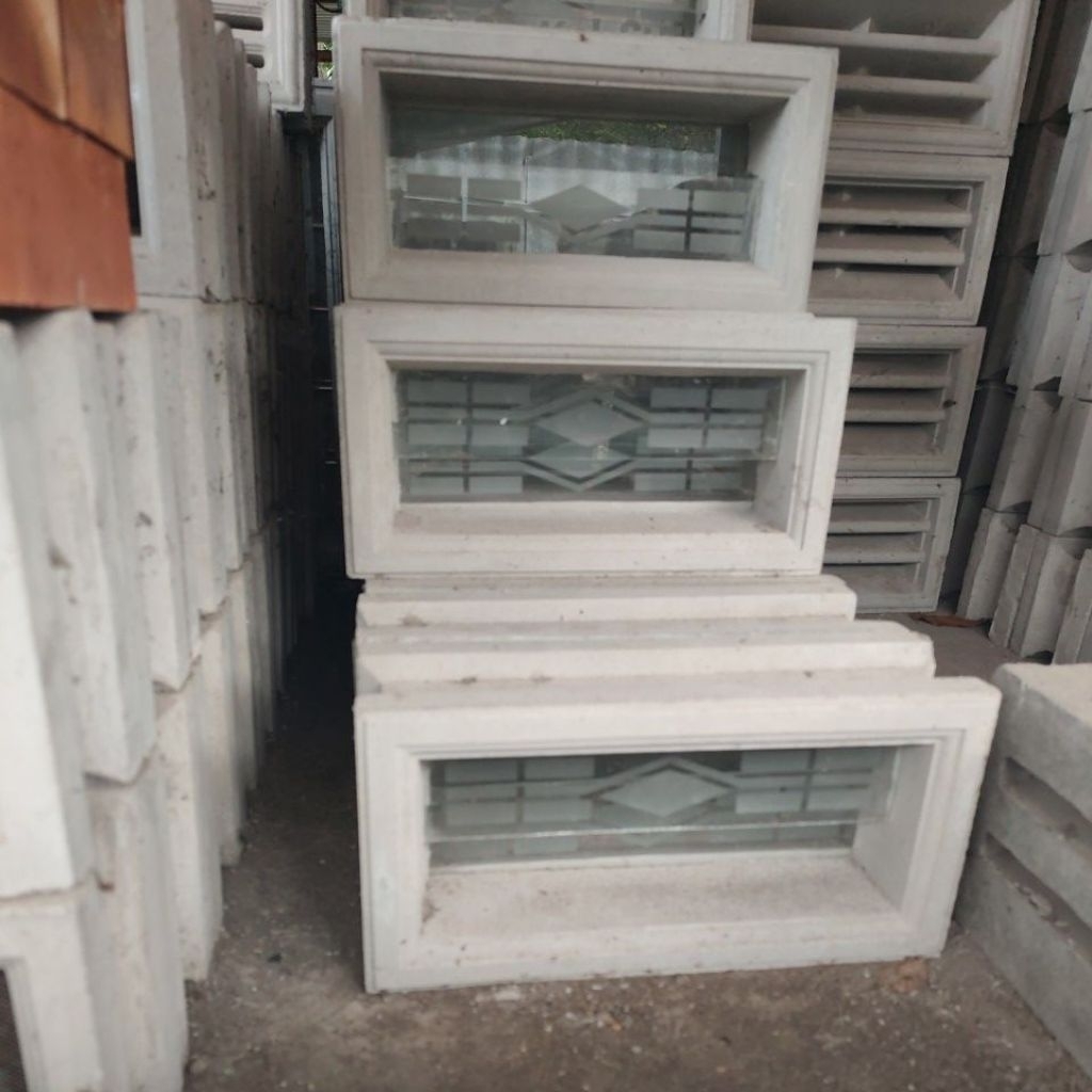 Roster kaca tanpa besi teralis