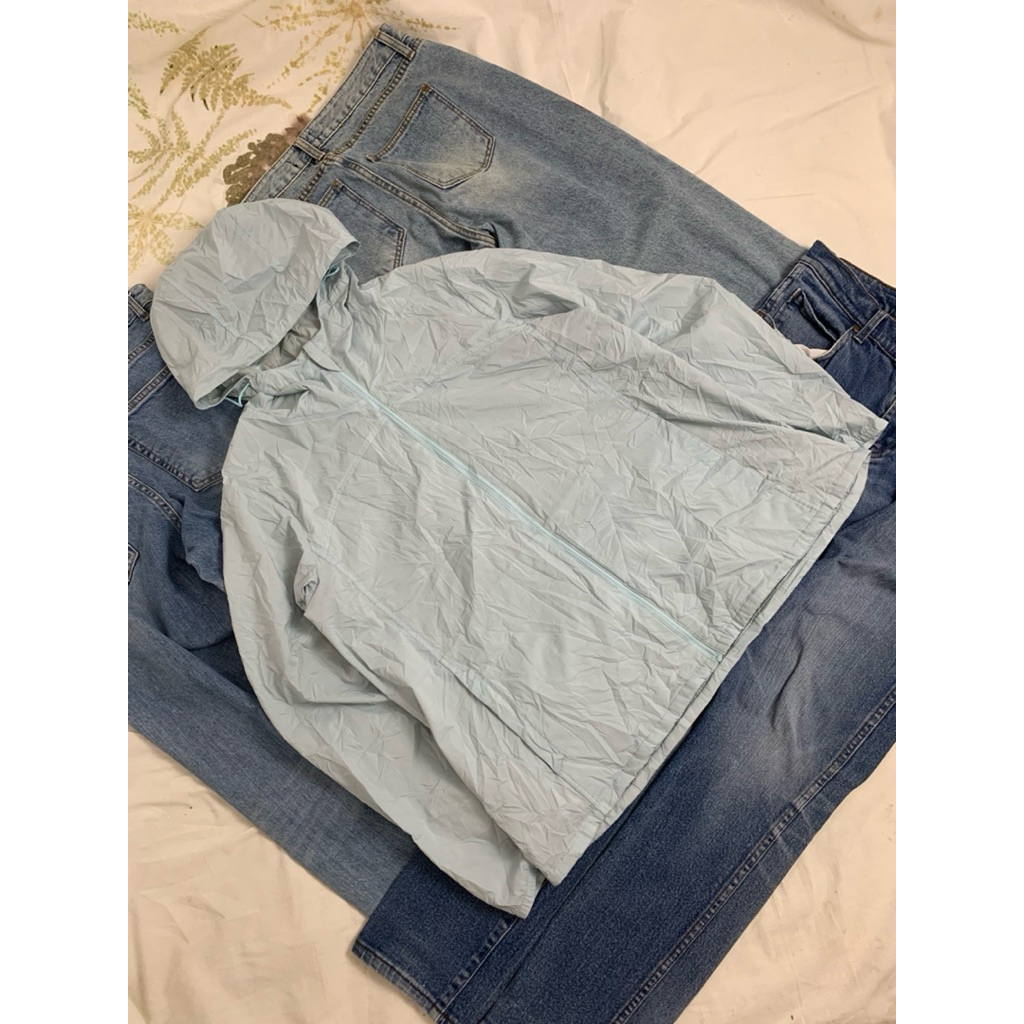UNIQLO LIGHTWEIGHT JACKET BABY BLUE/ JAKET RUNNING PARASUT OLAHRAGA