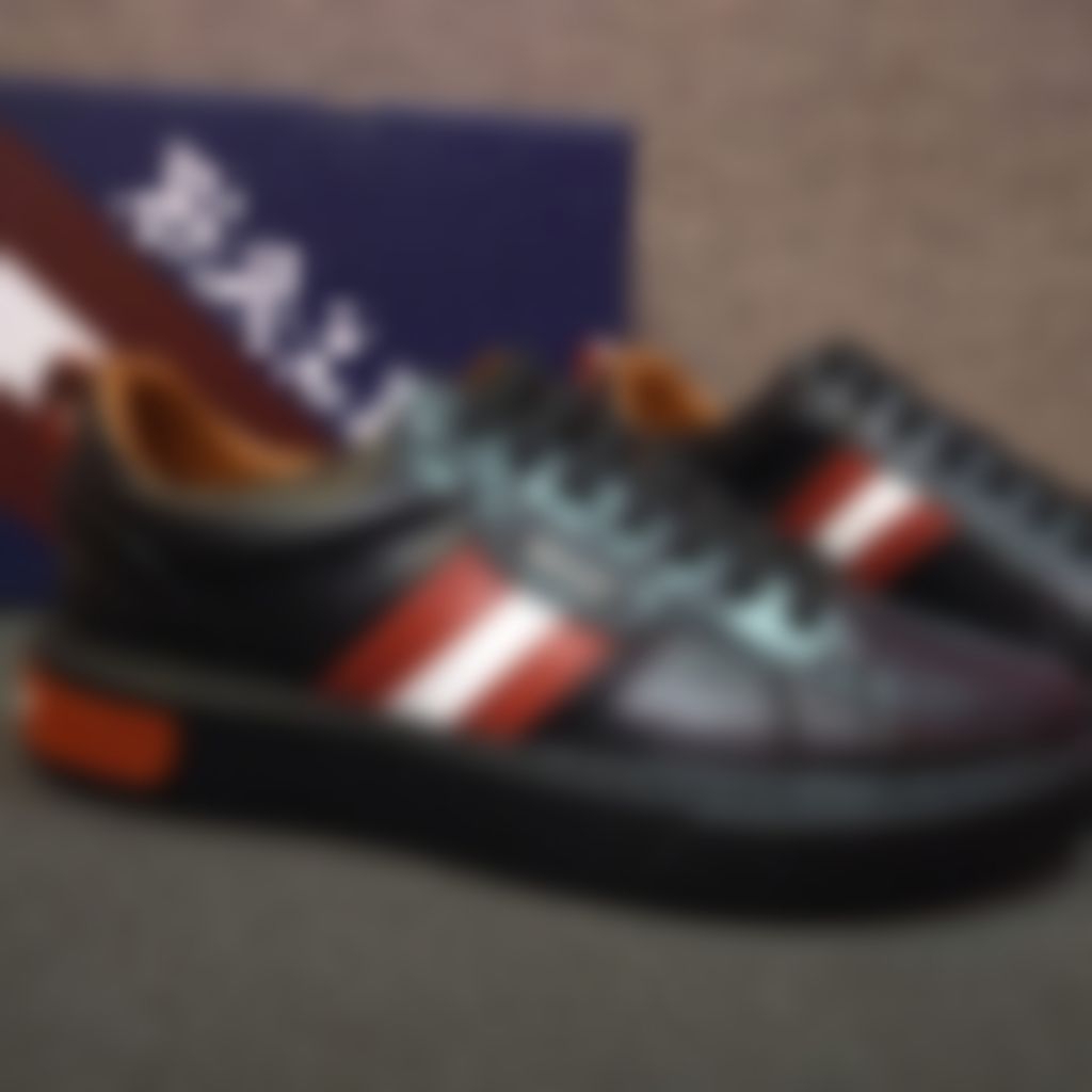 Sepatu sneaker shoes pria mewah kulit merah putih