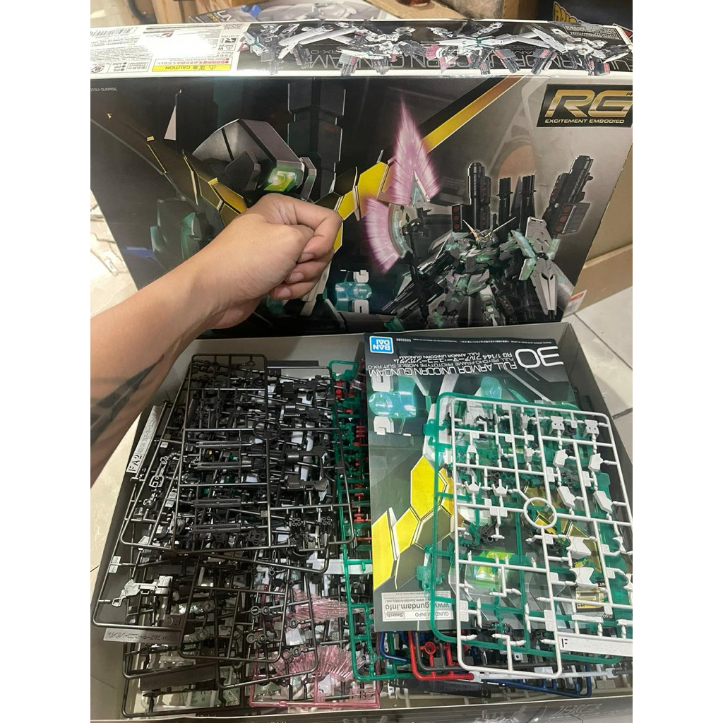 BANDAI - RG FULL ARMOR UNICORN GUNDAM FA UNICORN Mokit Model Kit Gunpla