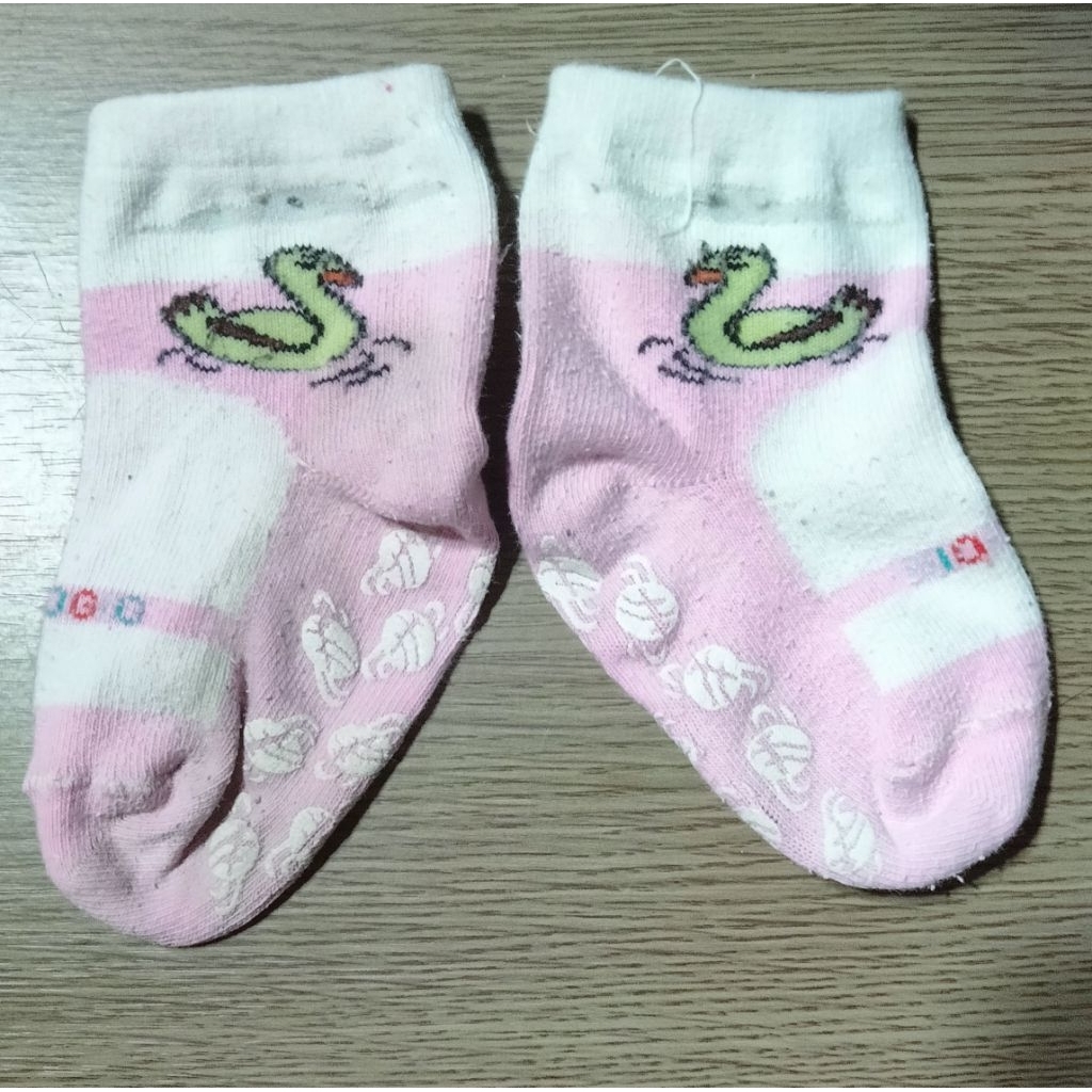 Kaos kaki anak 1 tahun bekas pemakaian pribadi