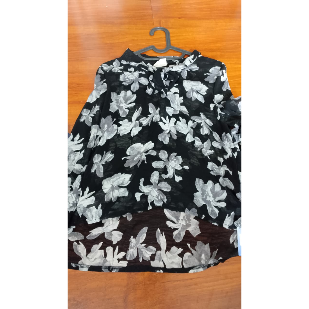 Blouse Wanita Motif Bunga-Bunga