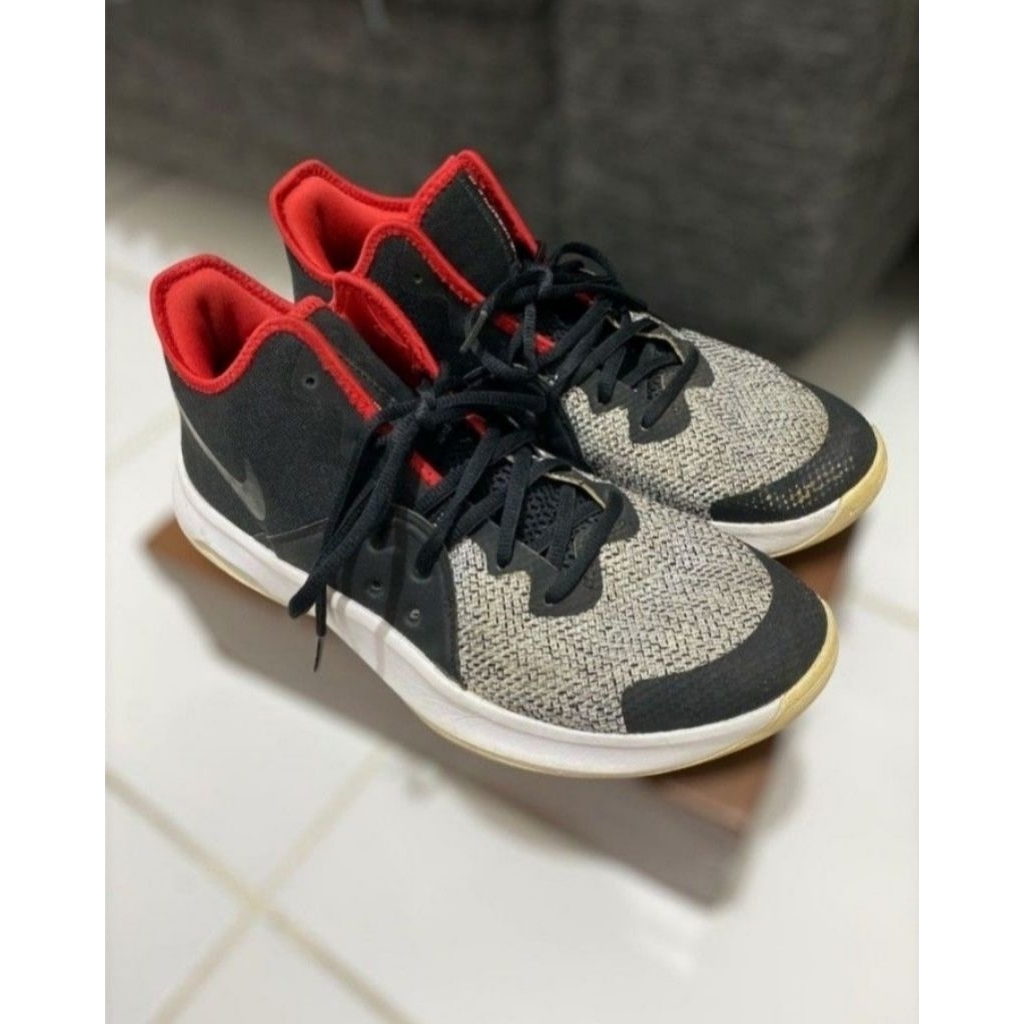 Sepatu Basket Nike Air Versitile 3 ukuran 42 Preloved