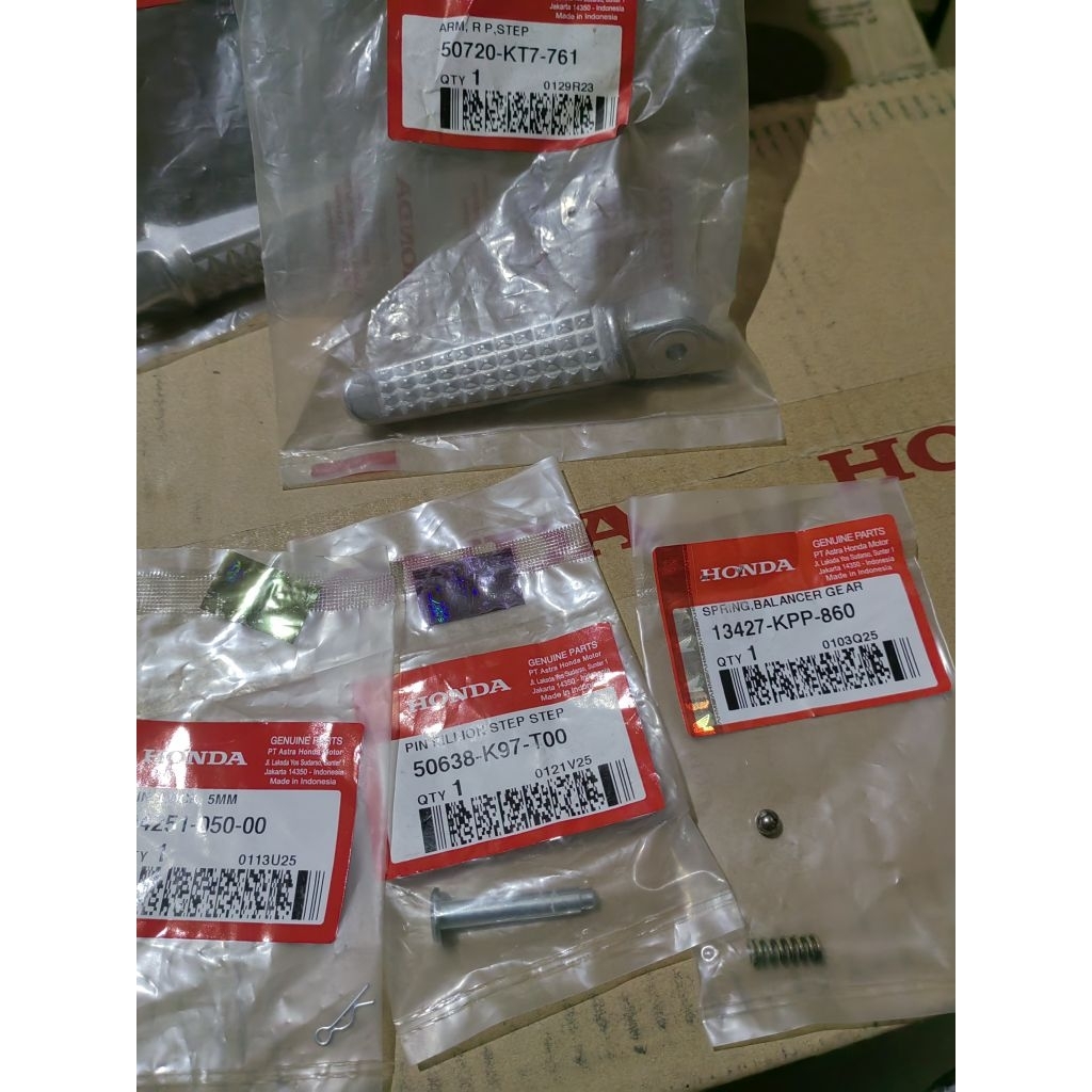 footstep step injakan belakang kanan CB150R NEW LED CB150R OLD asli