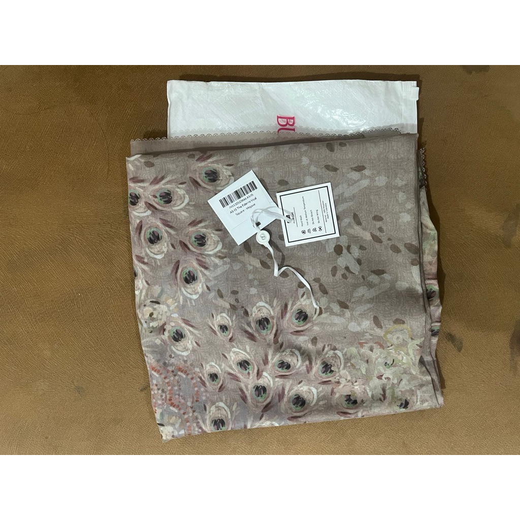 Buttonscarves Ederra Milky