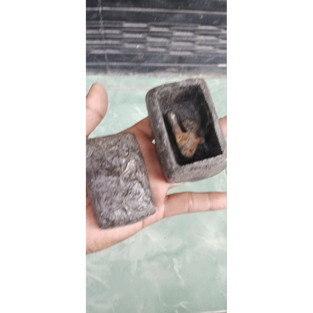 Patung aksesoris sarutomo