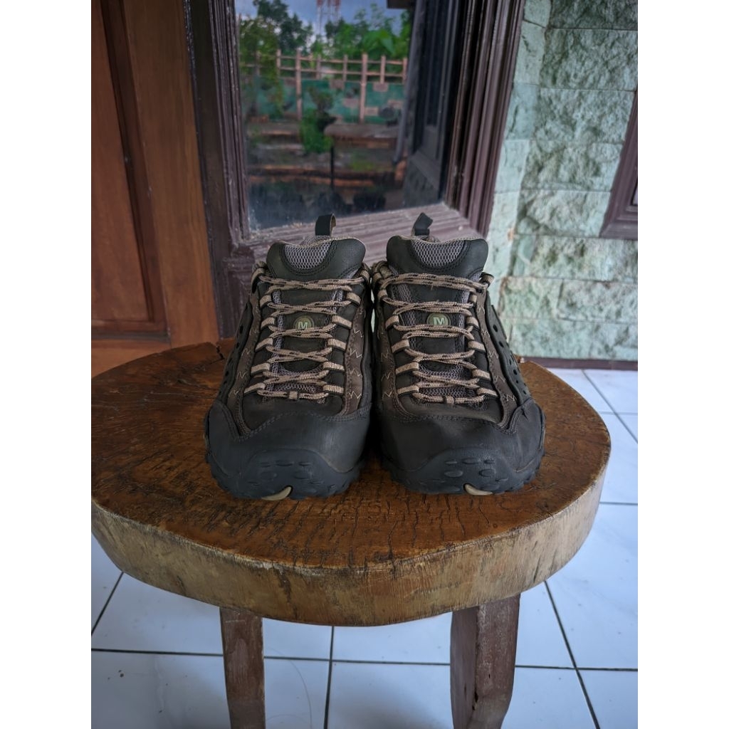 sepatu gunung Merrell