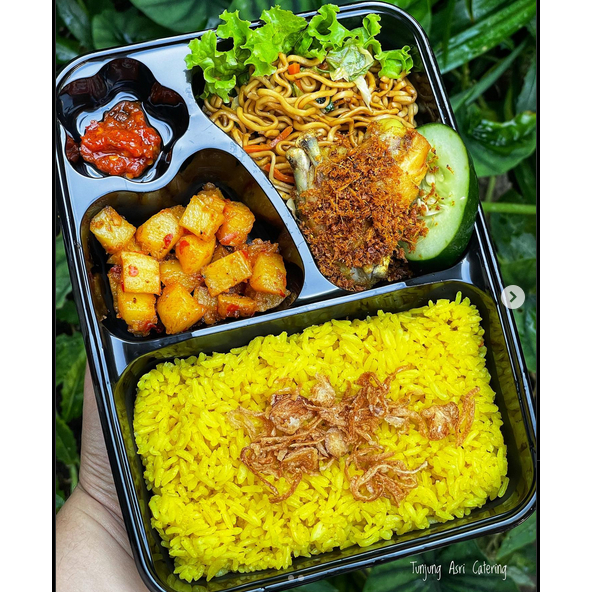 Mika Box Bento Sekat 4 Bintang Hitam (Alas+Tutup) /Tray Bento Sekat 4 LUX LB90 / Bento Katering Nasi