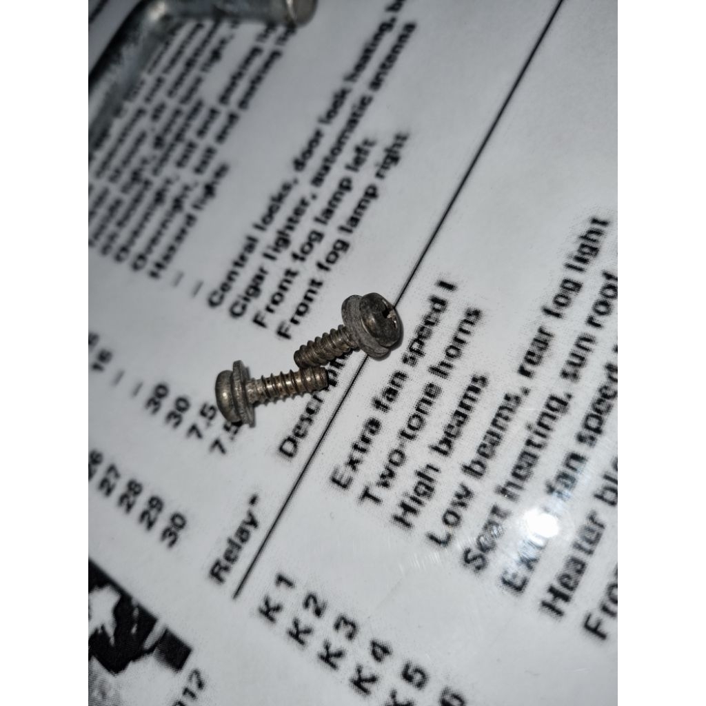 baut original BMW asbak depan BMW E30