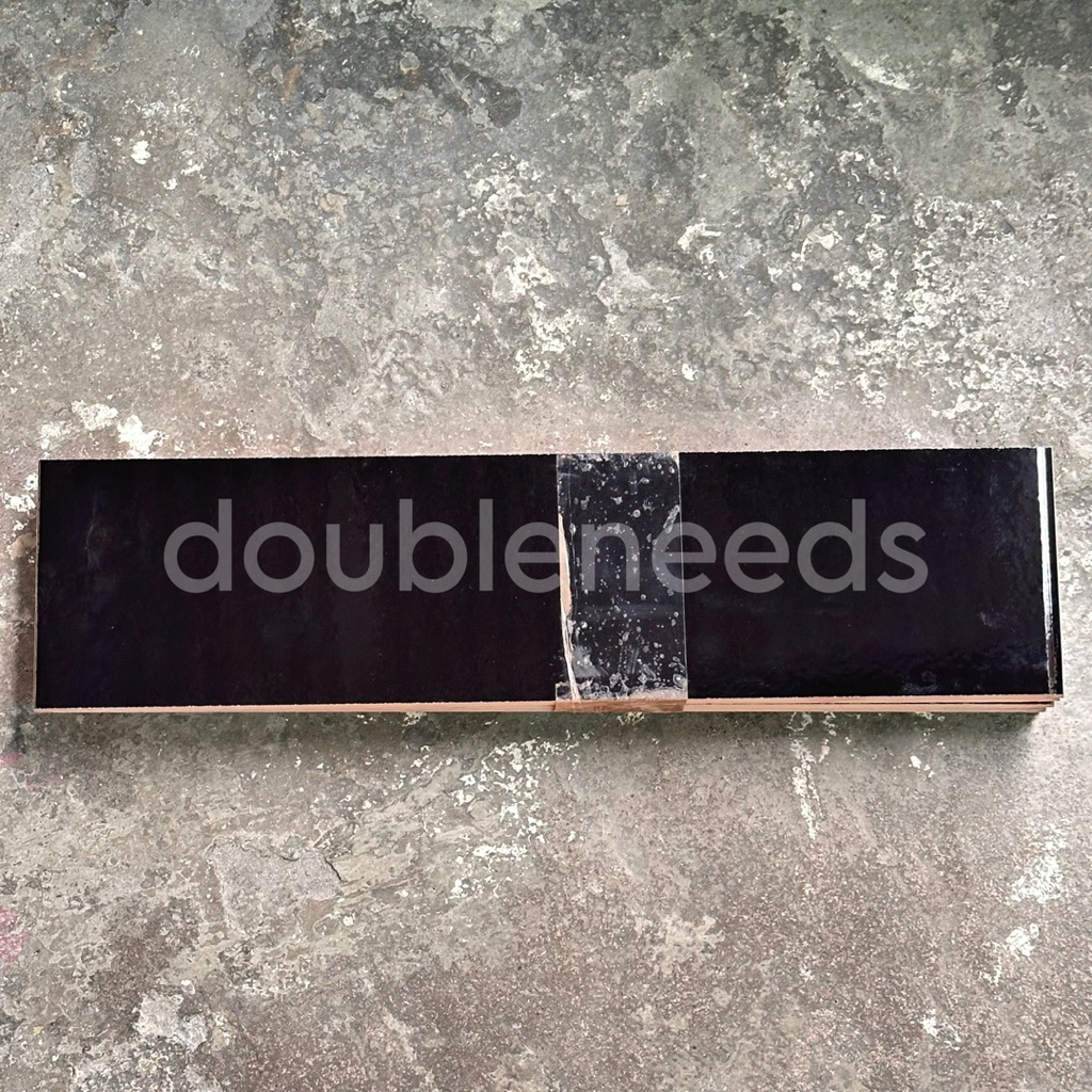 LIS KERAMIK DINDING HITAM POLOS KILAP 10x40 / LIS KERAMIK DINDING HITAM POLOS