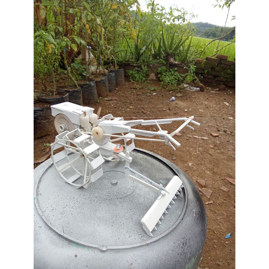 miniatur traktor sawah (belum cet)