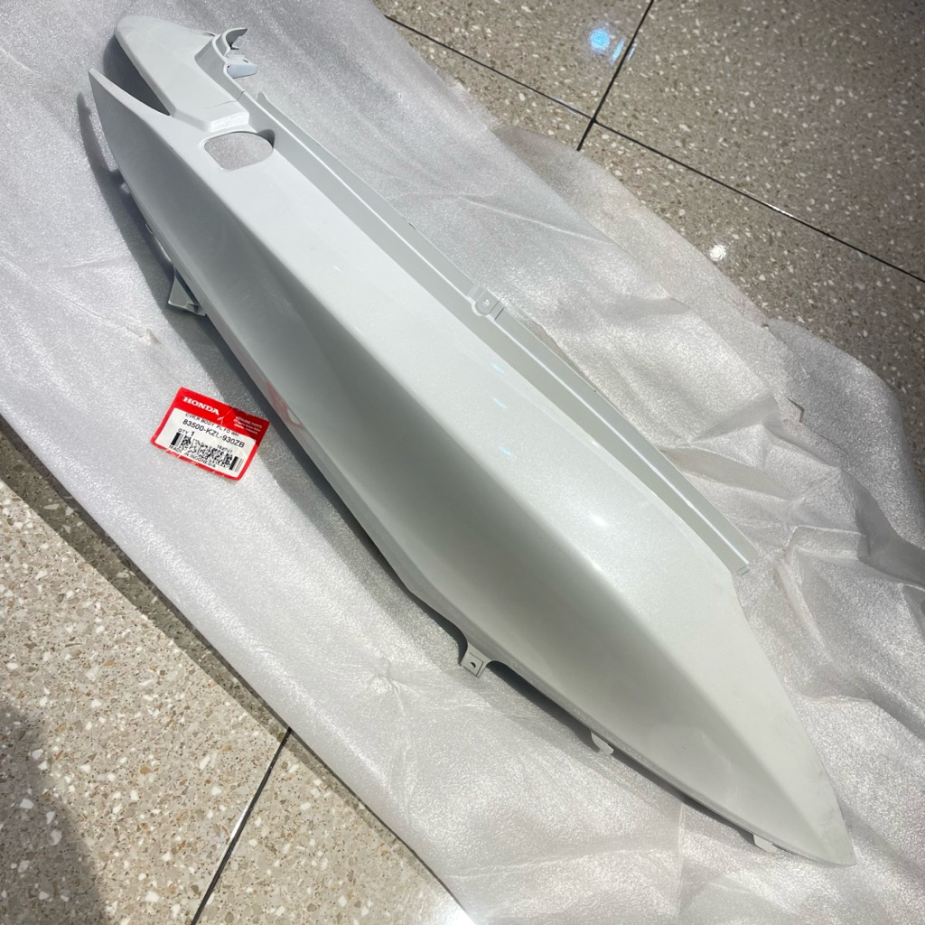 COVER BODY SAMPING BELAKANG KANAN SPACY KARBU FI PUTIH ORIGINAL AHM REJECT 83500 KZL 930ZB