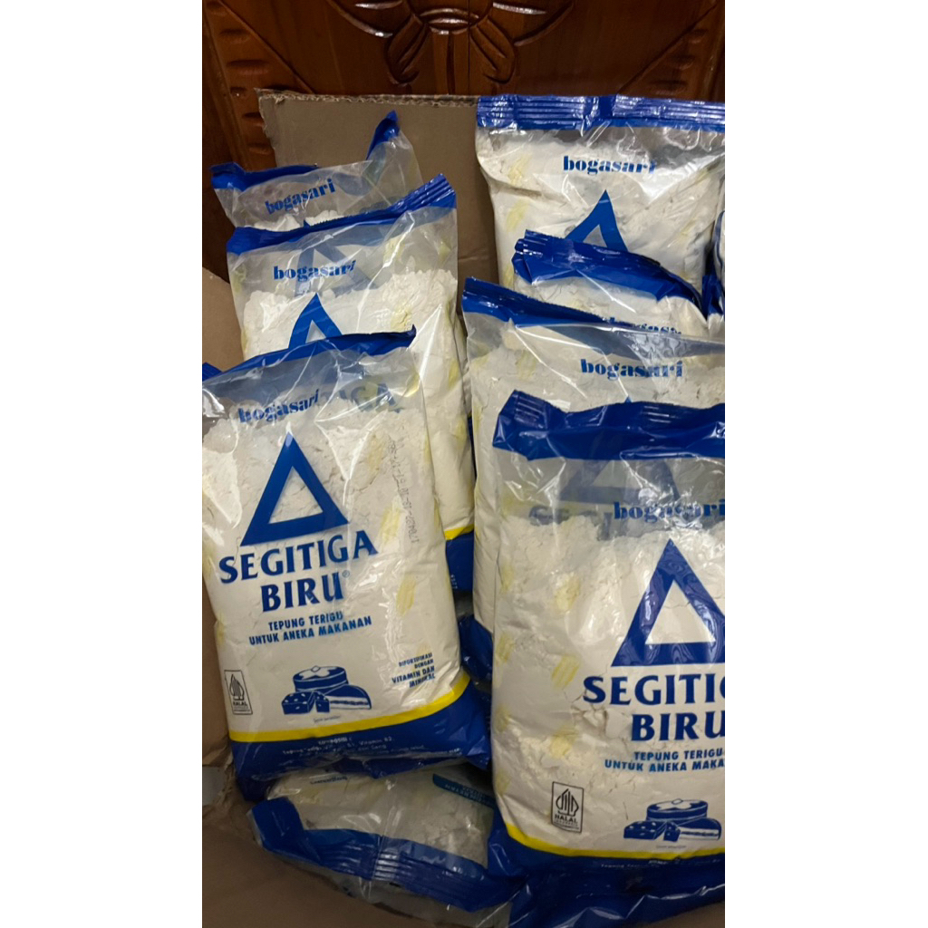 Tepung Terigu Segitiga Biru 1 Kg / Segitiga Biru 1 Kg